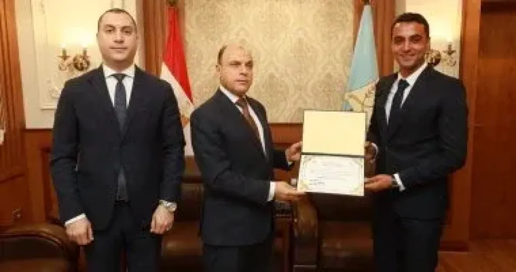 محافظ كفرالشيخ يكرم فريق عمل مركز نظم المعلومات الجيومكانية