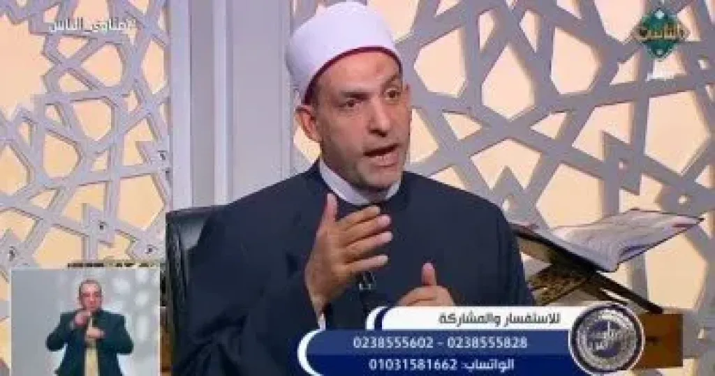 حكم تصفح الموبايل فى المسجد أثناء خطبة الجمعة؟.. أمين الفتوى يجيب