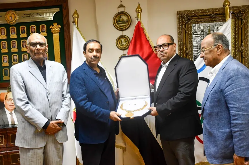 ياسر إدريس يمنح رئيس الاتحاد الدولي للهوكي القلادة الأولمبية  ويتفقان على إنشاء ملعب عالمي