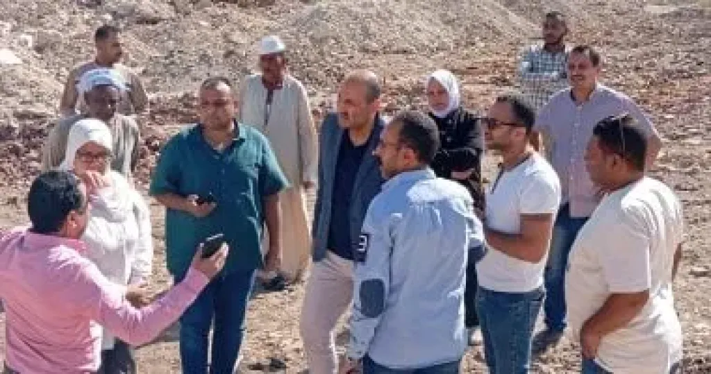 السكرتير العام بقنا يتفقد مواقع مقترحة لإنشاء مأوى للكلاب الضالة