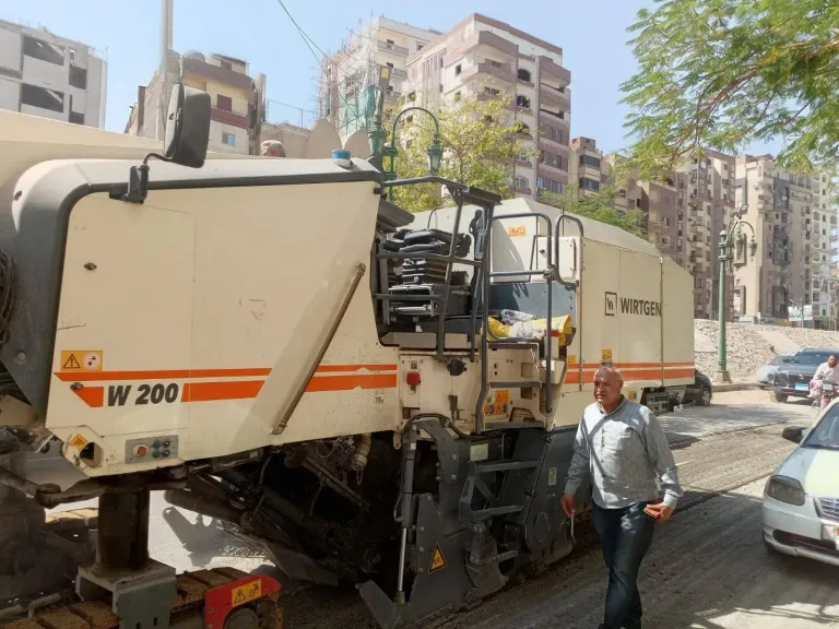محافظ أسيوط: بدء كشط وتمهيد شارع الجلاء بحي شرق استعدادًا لرصفه