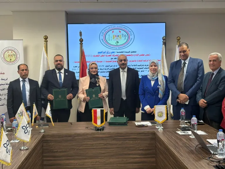 “نقل الكهرباء” توقع ثلاث عقود جديدة لتعزيز مشروعات الشبكة القومية ودعم القطار السريع