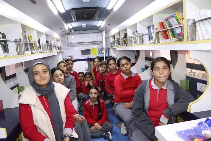 المكتبة المتنقلة بدمنهور تواصل جولاتها بزيارة مدرسة سالم الزيبق بأبوحمص