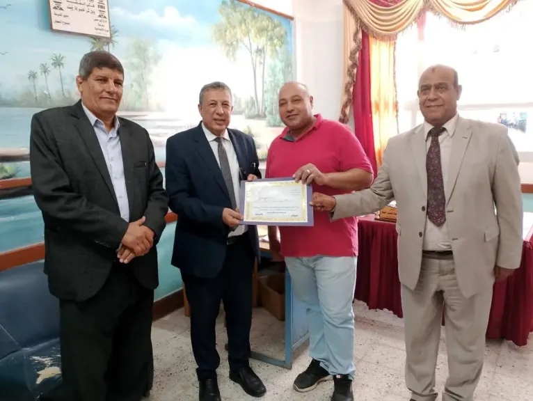 وكيل تعليم البحيرة يتفقد مدارس أبو حمص.. ويكرم الطالب محمود صبحي الأول جمهوريًا