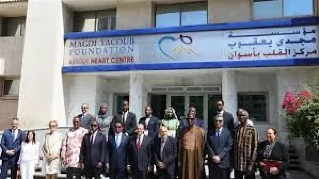 وزير الخارجية ومحافظ أسوان يزوران مركز مجدى يعقوب لجراحات القلب