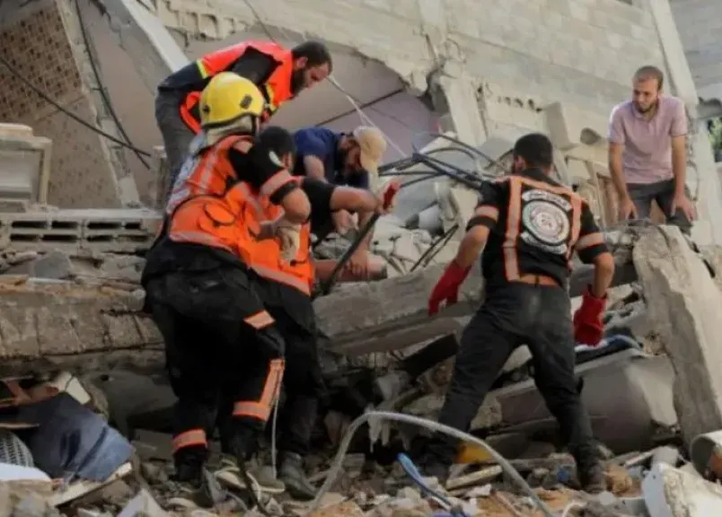 الدفاع المدني بغزة: 10 آلاف شهيد تحت أنقاض المنازل