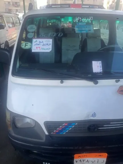 وضع ملصقات بتعريفة الركوب على سيارات الأجرة لمنع الاستغلال