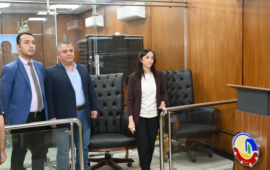 من داخل غرفة التحكم والسيطرة..محافظ البحيرة تتابع انتظام العمل بكافة مواقف المحافظة