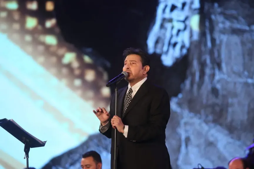 هاني شاكر يُشعل مسرح الأوبرا بأغنية ”نسيانك صعب أكيد” والجمهور يشاركه الغناء