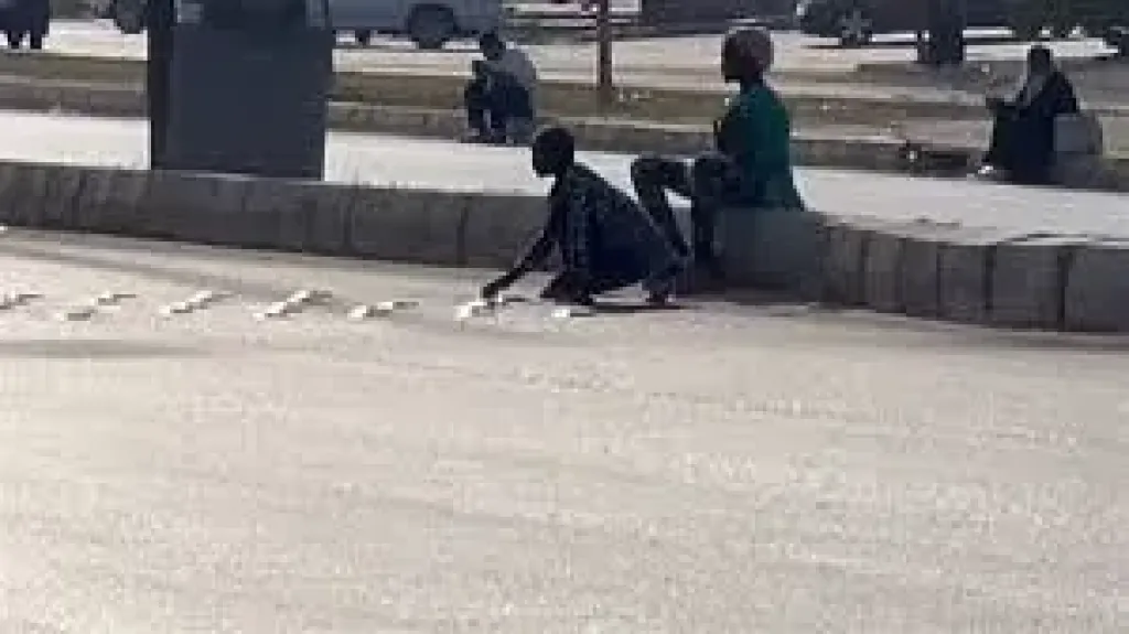 ضبط طفلتين سرقتا مطبات حديدية من طريق الواحات وبيعها لتاجر خردة