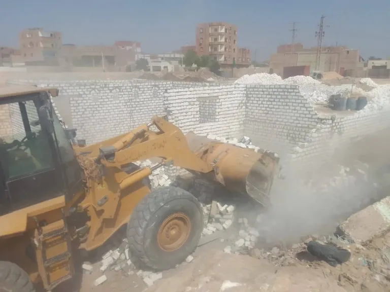 محافظ أسيوط: استرداد 199 فدان و2168 متر أملاك دولة خلال إزالة