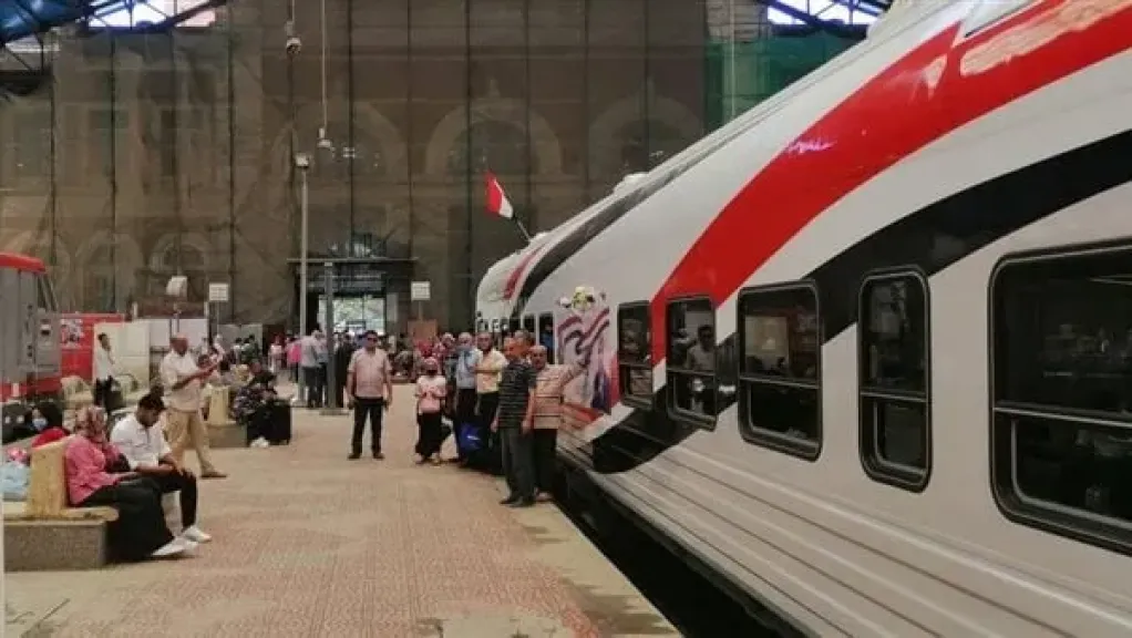 اصطدام قطار رقم 810 كفر الشيخ القاهرة بنهاية رصيف محطة مصر برمسيس بالقاهرة