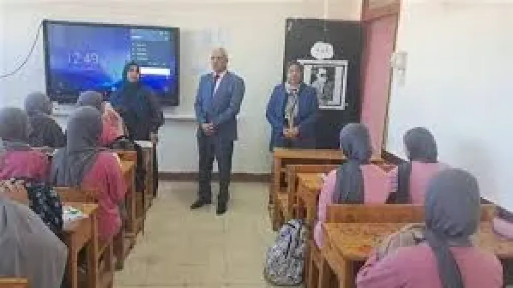 وكيل التعليم بالإسماعيلية يشيد باستخدام البرمجة والذكاء الاصطناعي في مدارس فايد