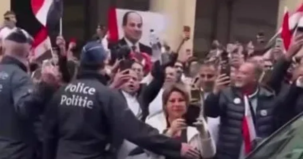 الجالية المصرية في بروكسل تستقبل الرئيس السيسي بأعلام مصر