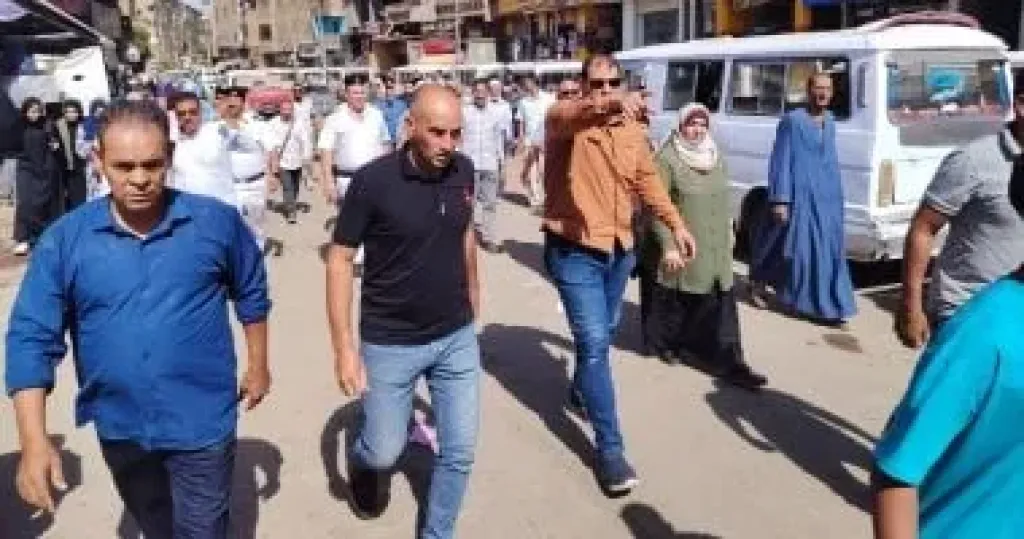 حملة لرفع إشغالات الباعة الجائلين على الطريق العام فى مدينة العياط