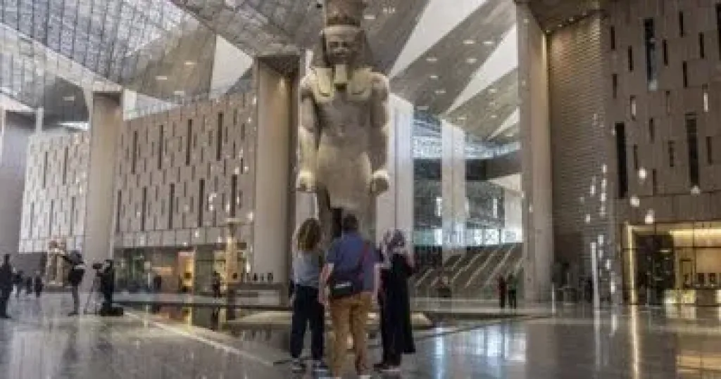 نقيب السياحيين: 400 قناة فضائية طلبت البث المباشر لافتتاح المتحف المصري الكبير