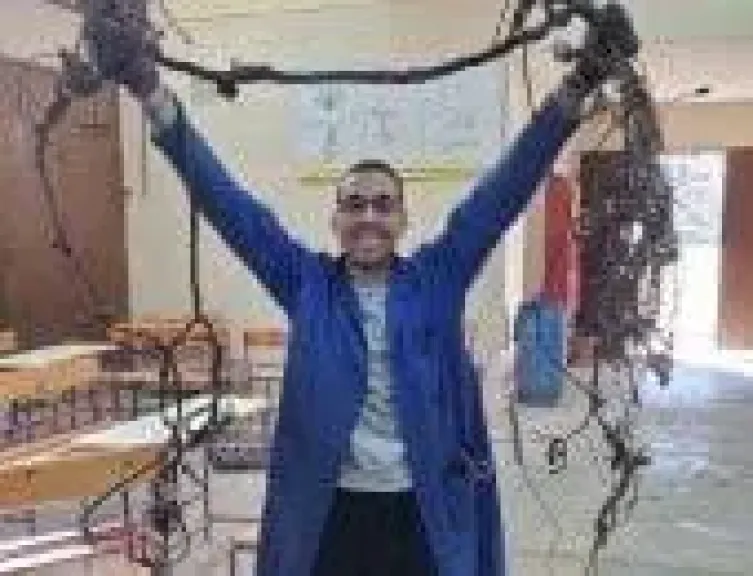 صنعوا سيارة كهربائية من الخردة.. قصة نجاح مبهرة لعمر وزملائه ”صور”