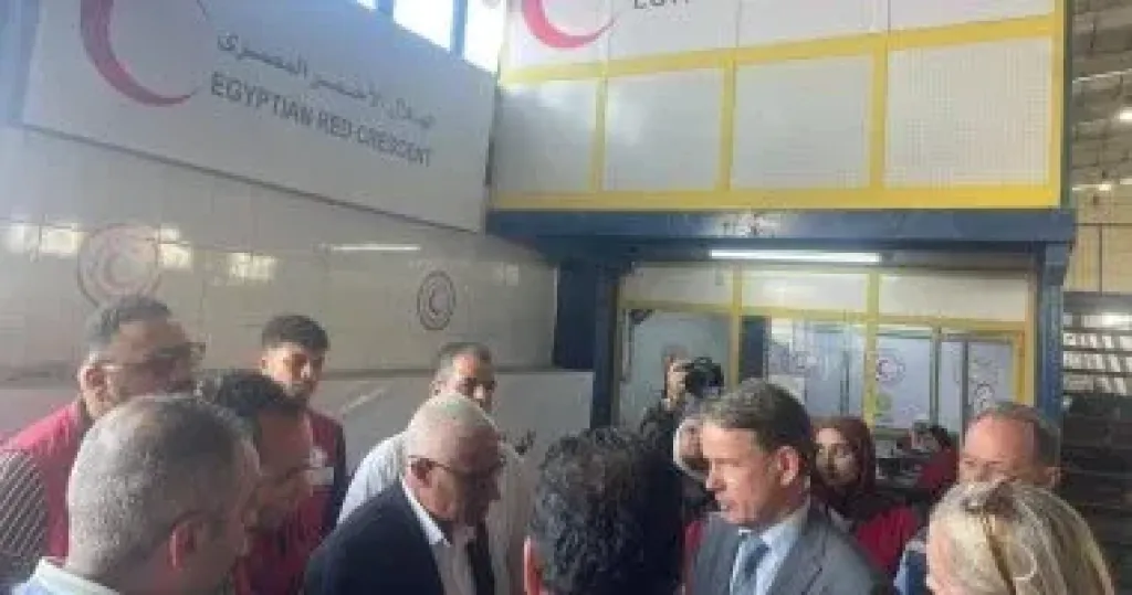 محافظ شمال سيناء يرافق وفدا دنماركيا في زيارة لمخازن الهلال الأحمر بالعريش