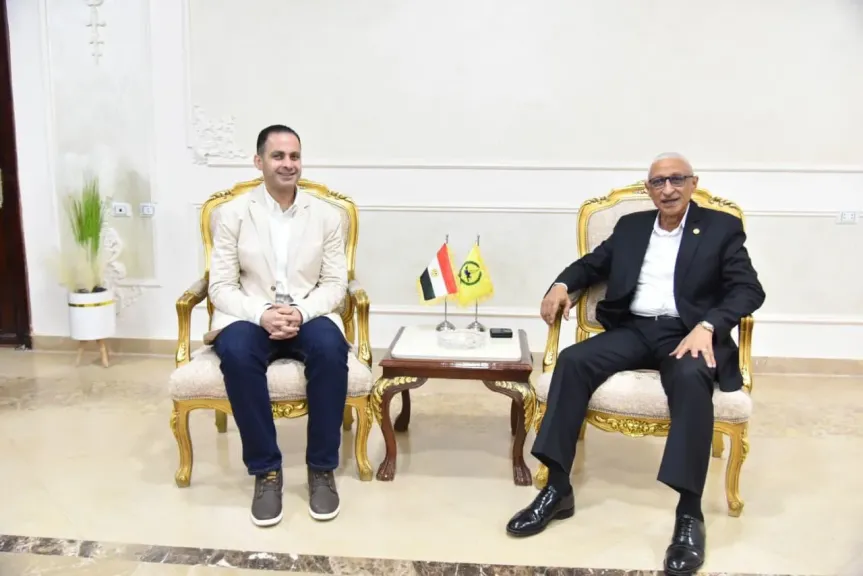 نائب وزير الصحة يبحث مع محافظ شمال سيناء جاهزية المنشآت الصحية..صور