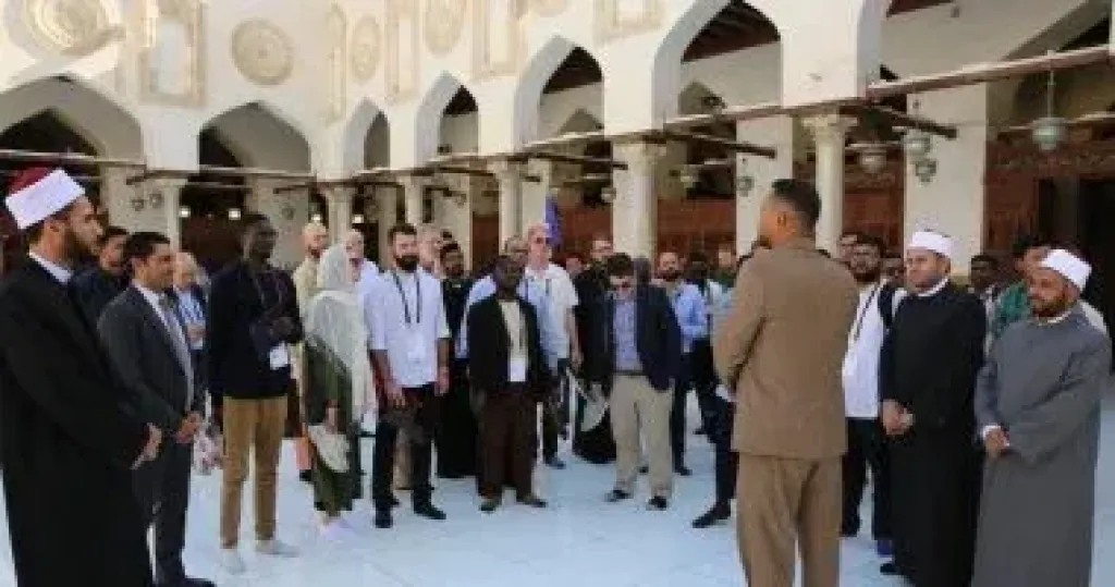 وفد من شباب مجلس الكنائس العالمى فى جولة بالجامع الأزهر