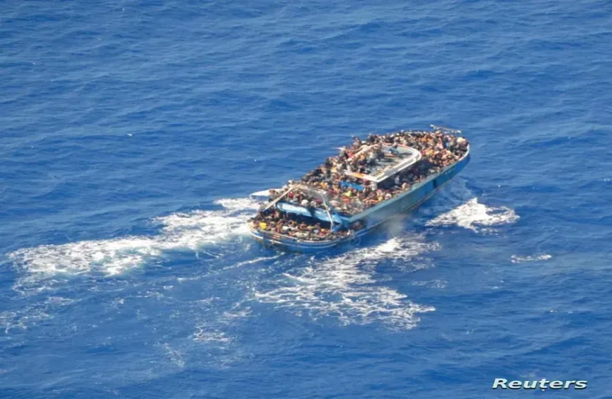 مصرع 40 شخصا بينهم رضيع إثر غرق مركب قبالة سواحل تونس