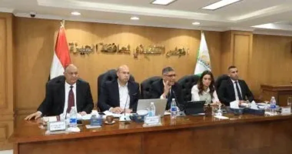محافظ الجيزة: تدعيم الشوارع الحيوية بأكثر من 800 بالوعة لصرف مياه الأمطار