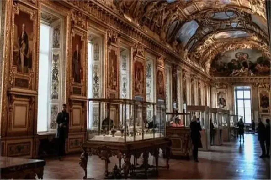 استبدل المجوهرات بلحمة.. جزار فرنسى يستغل سرقة متحف اللوفر للترويج لنفسه