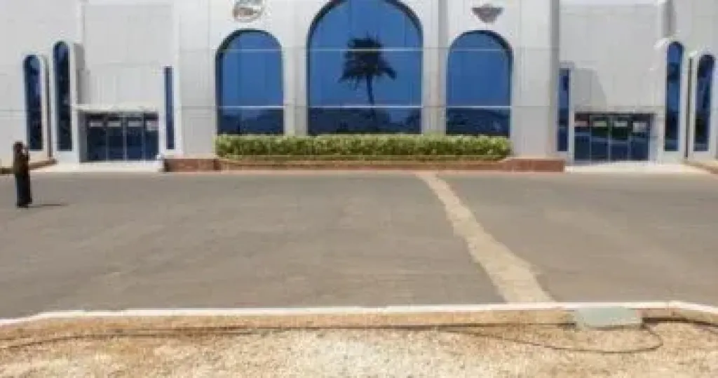 مطار الخرطوم يستقبل أول رحلة مدنية بعد عامين ونصف من الإغلاق تزامن مع هجمات الدعم السريع