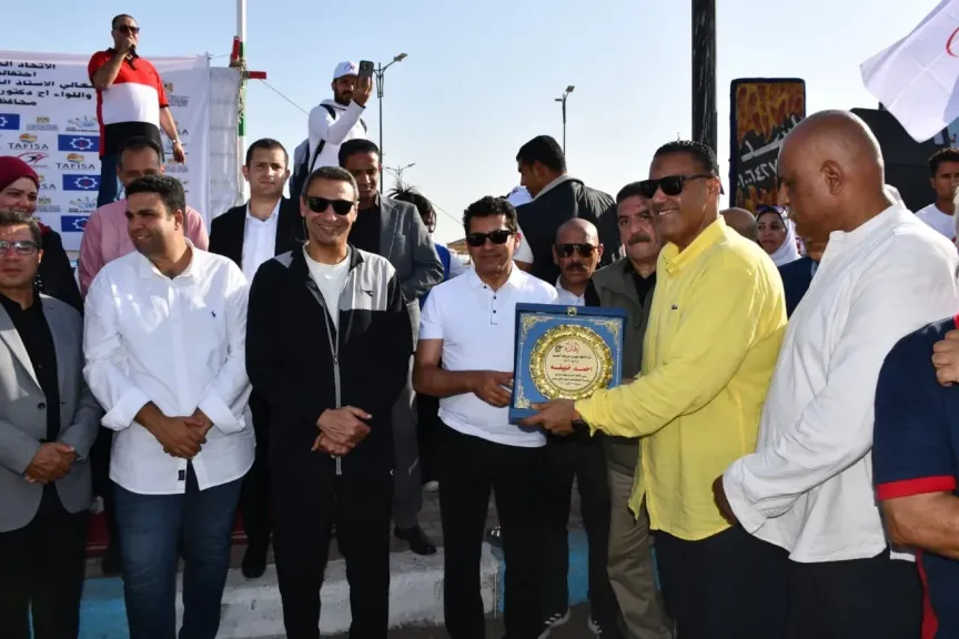 وزير الشباب ومحافظ السويس يفتتحان مهرجان يوم المشي العالمي احتفالاً بنصر أكتوبر