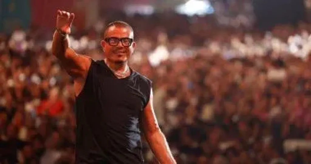 عمرو دياب يشعل الأجواء بحفل غنائى على هامش مهرجان الجونة