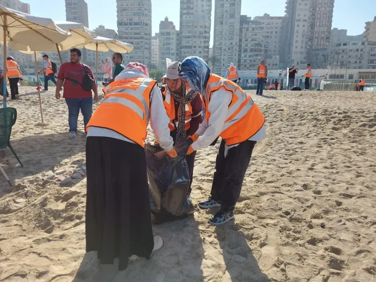 شباب الإسكندرية ينظمون فاعلية معا لبيئة بلا مخلفات على شاطئ الأنفوشى شباب الإسكندرية ينظمون فاعلية معا لبيئة بلا مخلفات على شاطئ الأنفوشى