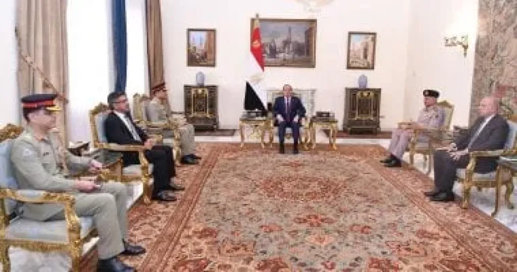 الرئيس السيسى يستقبل رئيس أركان القوات البرية الباكستانية بحضور وزير الدفاع الرئيس السيسى يستقبل رئيس أركان القوات البرية الباكستانية بحضور وزير الدفاع