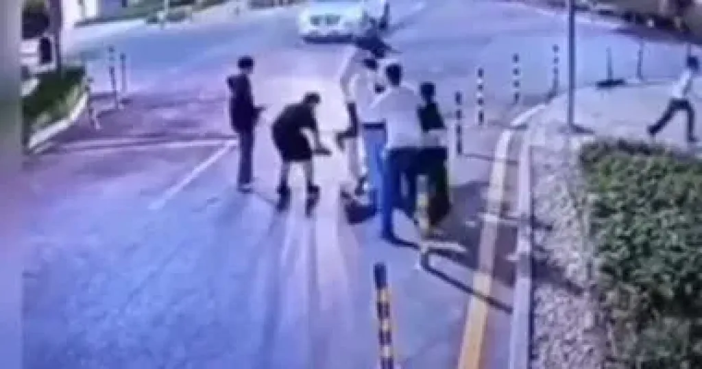 صور ترصد لحظة مشاجرة 11 طالبا داخل كومباوند بالتجمع بسبب فتاة صور ترصد لحظة مشاجرة 11 طالبا داخل كومباوند بالتجمع بسبب فتاة