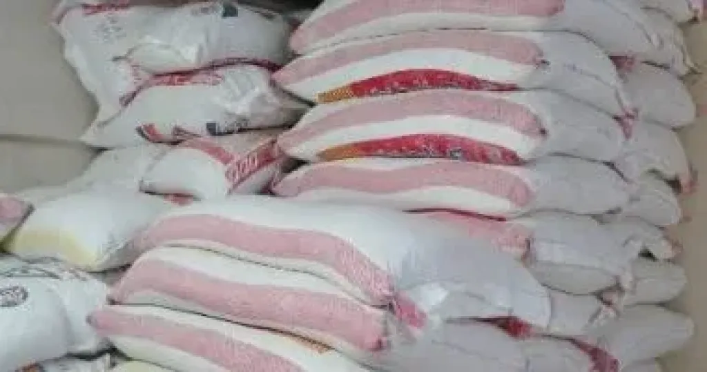 ضبط نصف طن أرز و9000 علبة جبنه وعصير وأيس كريم مجهولة المصدر... ضبط نصف طن أرز و9000 علبة جبنه وعصير وأيس كريم مجهولة المصدر بالخانكة