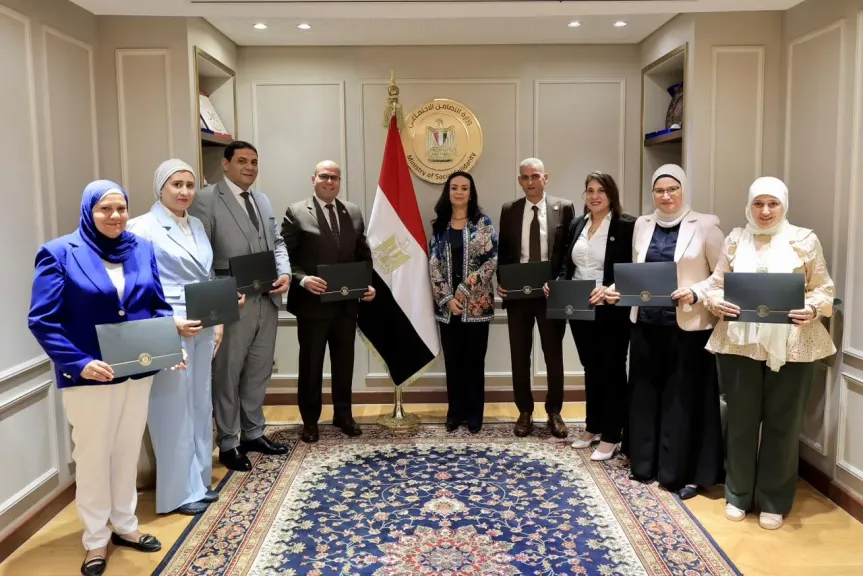 وزيرة التضامن الاجتماعي تكرم الإدارة العامة لرعاية المسنين بالوزارة وزيرة التضامن الاجتماعي تكرم الإدارة العامة لرعاية المسنين بالوزارة