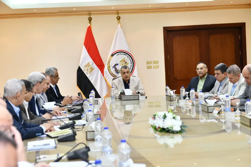 وزير الإنتاج الحربى يتابع مع رؤساء الشركات موقف المشروعات الجارى تنفيذها.. صور وزير الإنتاج الحربى يتابع مع رؤساء الشركات موقف المشروعات الجارى تنفيذها.. صور