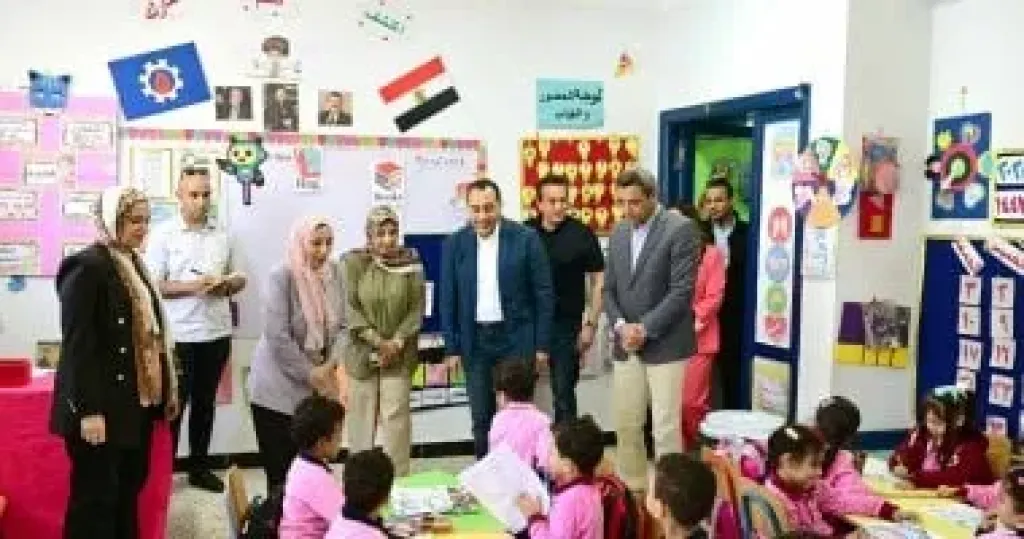 رئيس الوزراء يغير مسار جولته بمحافظة السويس ويتفقد مدرسة محمد حافظ الابتدائية رئيس الوزراء يغير مسار جولته بمحافظة السويس ويتفقد مدرسة محمد حافظ الابتدائية