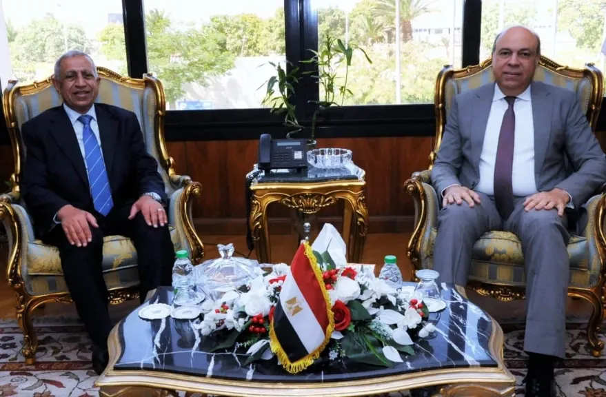وزير الطيران المدني يلتقي رئيس الأكاديمية العربية للعلوم والتكنولوجيا والنقل البحري لبحث... وزير الطيران المدني يلتقي رئيس الأكاديمية العربية للعلوم والتكنولوجيا والنقل البحري لبحث سبل التعاون المشترك