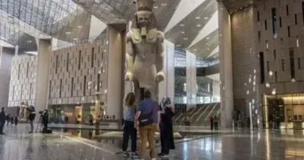 على مدى 100 عام .. توت عنخ آمون يستقبل أشهر ملوك وزعماء... على مدى 100 عام .. توت عنخ آمون يستقبل أشهر ملوك وزعماء العالم