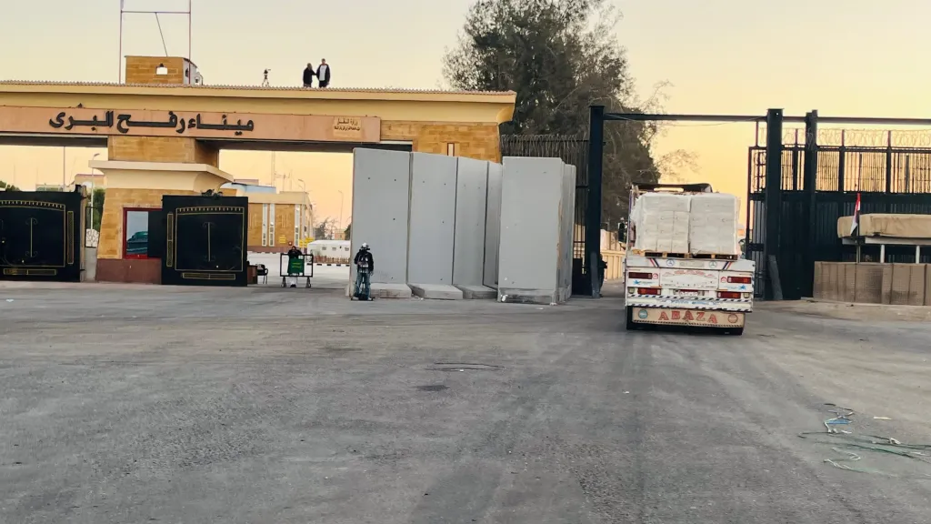 الهلال الأحمر المصري يدفع بأكثر من  10 آلاف طن مساعدات إنسانية... الهلال الأحمر المصري يدفع بأكثر من  10 آلاف طن مساعدات إنسانية وبترولية عبر قافلة «زاد العزة» الـ 59 إلى غزة