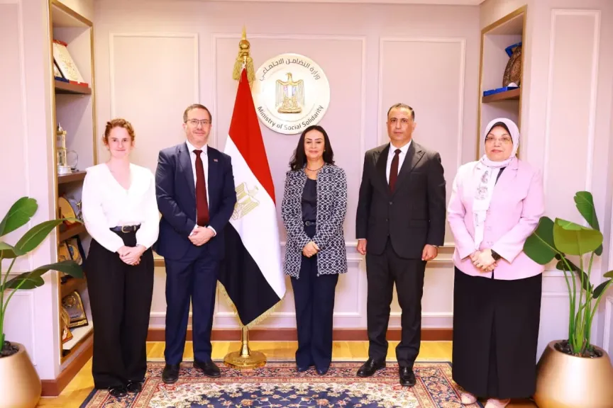 وزيرة التضامن الاجتماعي تلتقي سفير المملكة المتحدة بالقاهرة وزيرة التضامن الاجتماعي تلتقي سفير المملكة المتحدة بالقاهرة