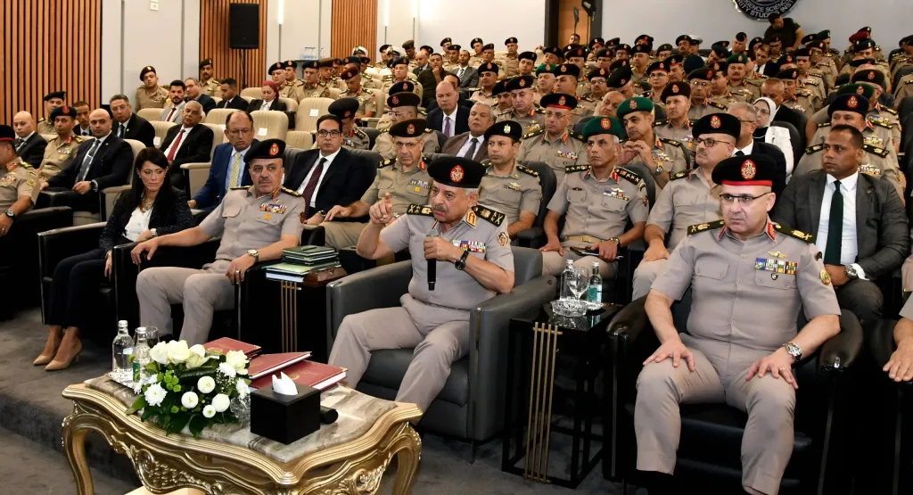 وزير الدفاع يشهد مناقشة البحث الرئيسى لمركز الدراسات الإستراتيجية للقوات المسلحة.. صور وزير الدفاع يشهد مناقشة البحث الرئيسى لمركز الدراسات الإستراتيجية للقوات المسلحة.. صور