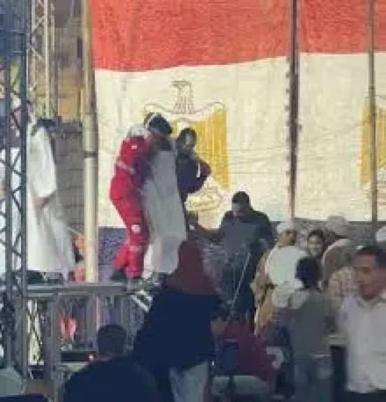 العصاية جت في راسه، إصابة عارض بفرقة المنيا للفنون الشعبية خلال عرض... العصاية جت في راسه، إصابة عارض بفرقة المنيا للفنون الشعبية خلال عرض بالإسماعيلية