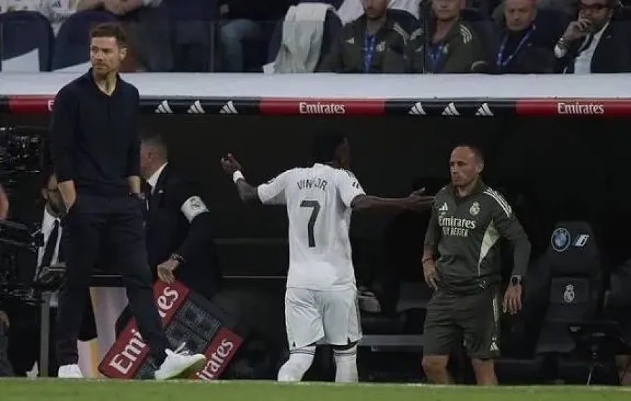 تقارير إسبانية تكشف مصير فينيسيوس مع ريال مدريد بعد أزمة الكلاسيكو تقارير إسبانية تكشف مصير فينيسيوس مع ريال مدريد بعد أزمة الكلاسيكو