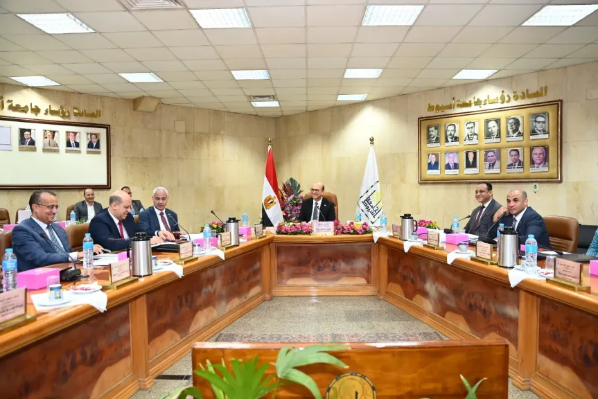 مجلس جامعة أسيوط برئاسة الدكتور المنشاوي يثمّن النجاحات الوطنية والدولية مجلس جامعة أسيوط برئاسة الدكتور المنشاوي يثمّن النجاحات الوطنية والدولية