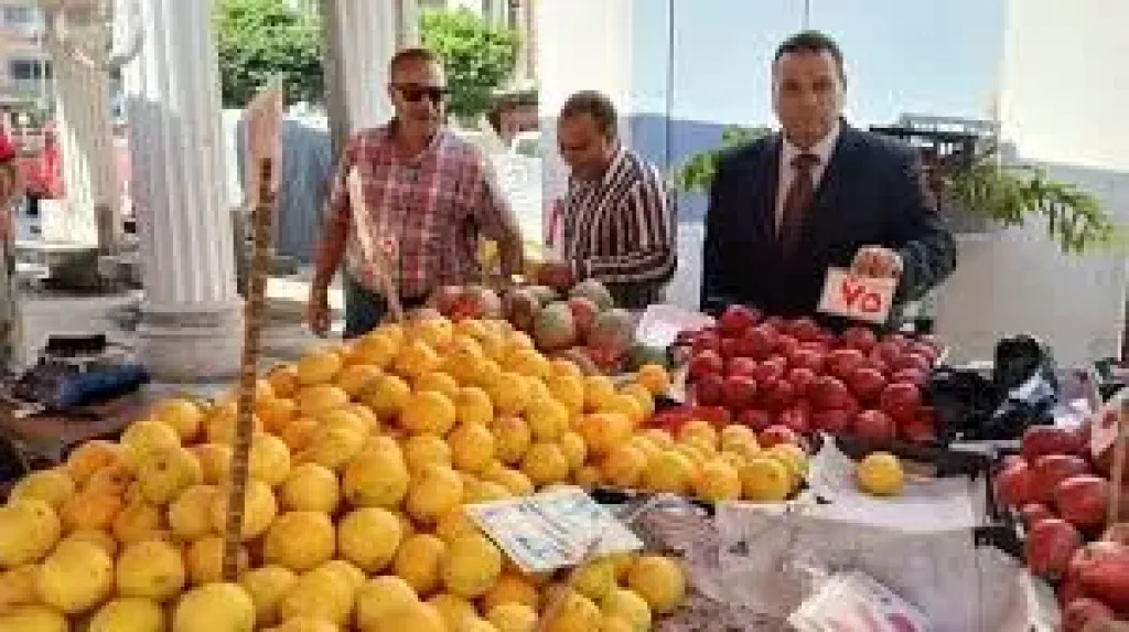 جولة تفقدية لوكيل وزارة التموين بالاسكندرية فى سوق اليوم الواحد بحى المنتزه... جولة تفقدية لوكيل وزارة التموين بالاسكندرية فى سوق اليوم الواحد بحى المنتزه أول