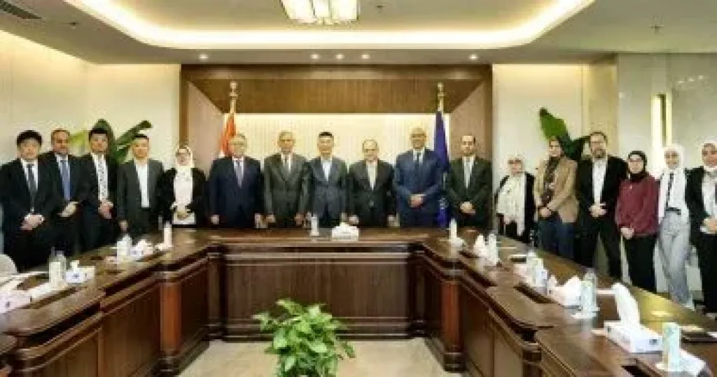 رئيس هيئة الدواء يبحث مع وفد شركة سينوبرايت الصينية فرص توطين صناعة... رئيس هيئة الدواء يبحث مع وفد شركة سينوبرايت الصينية فرص توطين صناعة المواد الخام