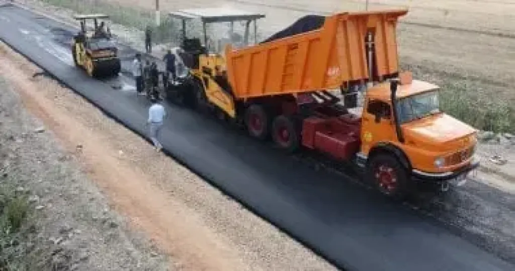 البحيرة تواصل جهودها لرصف الطرق وتيسير حركة المواطنين