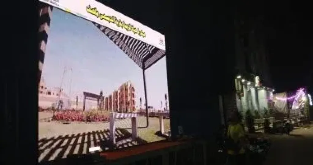 شاشة فى حى بولاق الدكرور لعرض فعاليات افتتاح المتحف المصرى الكبير