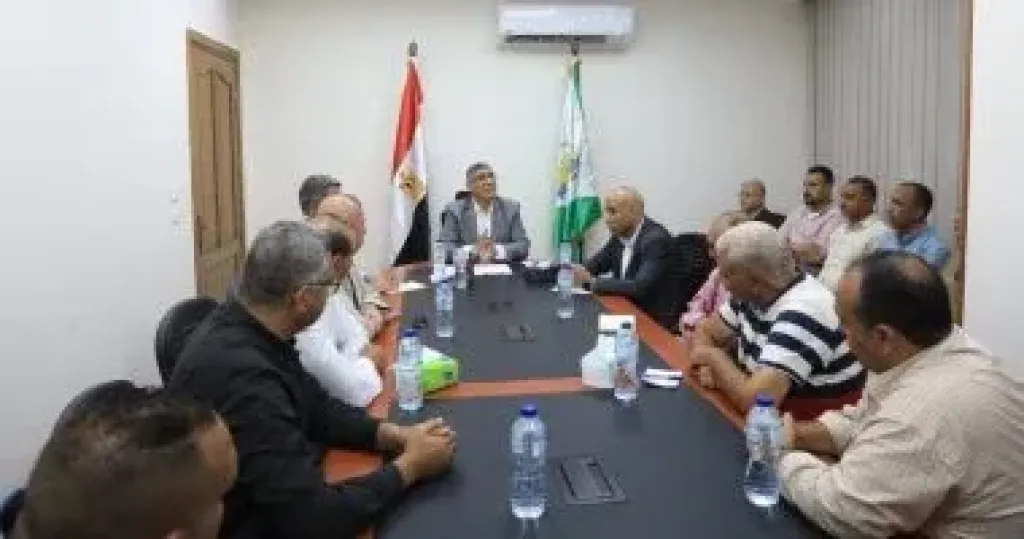 محافظ الجيزة لرؤساء الأحياء: غير مسموح بأى تقصير فى أعمال النظافة ومنع الإشغالات